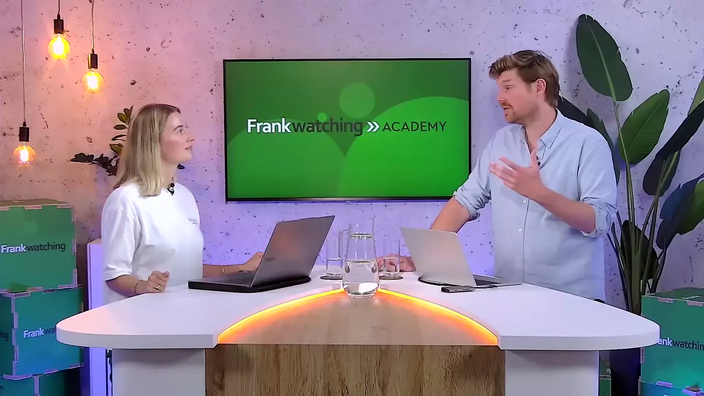 Matthijs Mentink in gesprek met de presentator in de studio van Frankwatching