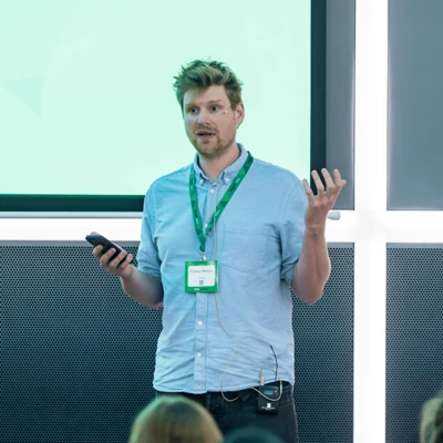 Matthijs Mentink geeft een presentatie